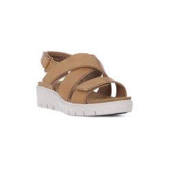 Sandały Clarks KARELY SUN. Żółte sandały damskie Clarks, bez wzorów, bez obcasa, bez zapięcia. Za 603,69 zł.