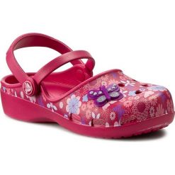 Sandały CROCS - Karin Butterfly Clog K 202885 Raspberry. Różowe sandały dziewczęce marki Crocs, z tworzywa sztucznego, bez zapięcia. Za 149,00 zł.