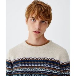 Sweter z żakardowym wzorem na piersi. Białe swetry męskie Pull&Bear, m, bez wzorów, z żakardem, bez kołnierzyka, bez kaptura. Za 89,90 zł.