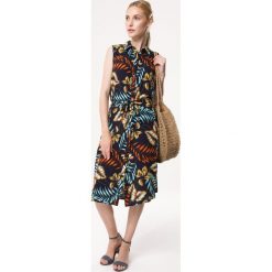 Granatowa Sukienka Discomfiture. Niebieskie sukienki damskie Born2be, s, bez wzorów, eleganckie, z klasycznym kołnierzykiem, bez rękawów, midi, koszulowe. Za 89,99 zł.
