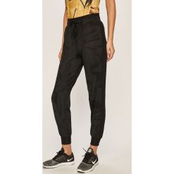 Desigual Sport - Spodnie. Czarne spodnie damskie Desigual Sport, s, bez wzorów, z elastanu. W wyprzedaży za 149,90 zł.