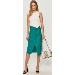 Guess Jeans - Torebka. Szare listonoszki damskie Guess Jeans, w paski, z bawełny, na ramię, bez dodatków. Za 599,90 zł.