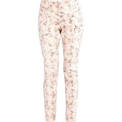 Cream DANIELA Jeansy Slim Fit pink tint. Różowe rurki damskie marki Cream, z elastanu. W wyprzedaży za 209,50 zł.