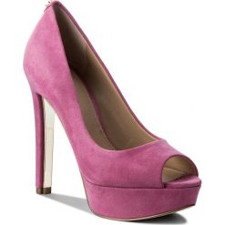 Szpilki GUESS - Heali2 FLHEA1 SUE07 PINK. Różowe szpilki zamszowe Guess, z aplikacjami, eleganckie, na obcasie. W wyprzedaży za 389,00 zł.