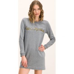 Sukienka dzianinowa LOVE MOSCHINO W584709M 4068. Czarne sukienki damskie Love Moschino, m, bez wzorów, z elastanu, bez kołnierzyka, bez rękawów. W wyprzedaży za 479,00 zł.