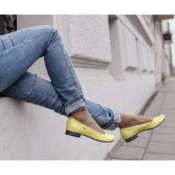 Klasyczne baleriny na obcasie - skóra naturalna - model 008 - kolor bananowy. Żółte baleriny damskie Zapato, bez wzorów, ze skóry, eleganckie, na niskim obcasie, na obcasie. W wyprzedaży za 239,20 zł.