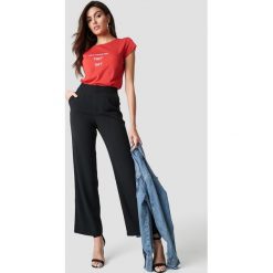 Hannalicious x NA-KD Spodnie garniturowe z wysokim stanem - Black. Czarne spodnie z wysokim stanem marki Hannalicious x NA-KD, z tkaniny, z podwyższonym stanem. Za 161,95 zł.