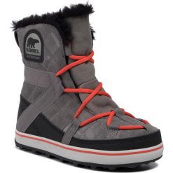 Śniegowce SOREL - Glacy Explorer Shortie NL2079 Quarry 054. Szare kozaki damskie Sorel, na zimę, ze skóry, bez zapięcia. W wyprzedaży za 359,00 zł.