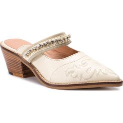 Klapki TWINSET - Sabot 191TCT09N Neve 00282. Brązowe klapki damskie Twinset, z aplikacjami, ze skóry, bez obcasa, na obcasie. W wyprzedaży za 669,00 zł.