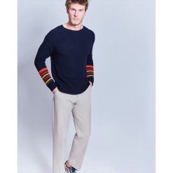 Sweter w kolorze granatowym. Niebieskie swetry męskie Cacharel, xl, w paski, z bawełny, klasyczne, z okrągłym kołnierzem. W wyprzedaży za 369,95 zł.