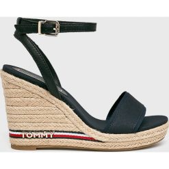 Tommy Hilfiger - Sandały. Niebieskie koturny damskie TOMMY HILFIGER, bez obcasa, na szpilce, na klamry. Za 449,90 zł.
