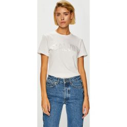 Calvin Klein Jeans - Top. Białe topy damskie marki Calvin Klein Jeans, s, z nadrukiem, z bawełny, z okrągłym kołnierzem. Za 179,90 zł.