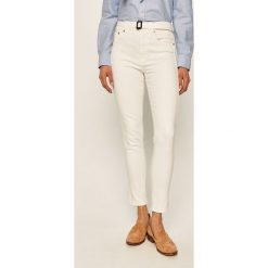 Polo Ralph Lauren - Jeansy Tompkins. Białe jeansy damskie Polo Ralph Lauren, m, w paski, z elastanu, z podwyższonym stanem. Za 749,90 zł.