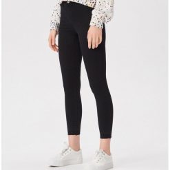 Jeansy skinny ze średnim stanem - Czarny. Czarne jeansy damskie Sinsay. Za 39,99 zł.