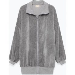 Bluza "Isacboy" w kolorze szarym. Szare bluzy damskie American Vintage, bez wzorów, z weluru, bez rękawów, bez kaptura. W wyprzedaży za 229,95 zł.