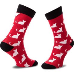 Skarpety Wysokie Unisex CUP OF SOX - Czerwone Skarpety W Całkiem Białe Koty A Czerwony Kolorowy. Czerwone skarpetki damskie marki Cup of sox, w kolorowe wzory, z elastanu. Za 24,00 zł.