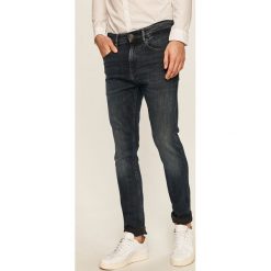 Tommy Jeans - Jeansy Austin. Niebieskie jeansy męskie Tommy Jeans, bez wzorów. Za 449,90 zł.