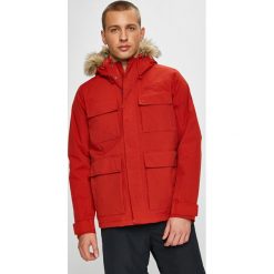 Jack Wolfskin - Kurtka. Czerwone płaszcze męskie marki Jack Wolfskin, s, bez wzorów, z poliesteru, krótkie, bez kaptura. W wyprzedaży za 699,90 zł.