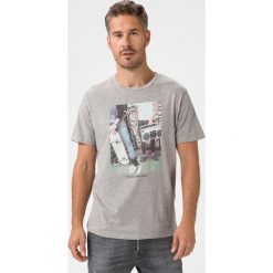 Jack & Jones Close Up Koszulka Szary. Szare podkoszulki męskie Jack & Jones, xl, z haftami, z bawełny, bez kołnierzyka, krótkie. Za 66,95 zł.