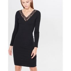 Sukienka bodycon REPREVE® Mohito Cares - Czarny. Czarne sukienki damskie Mohito, s, bez wzorów, bez kołnierzyka, bez rękawów, bodycon. Za 99,99 zł.