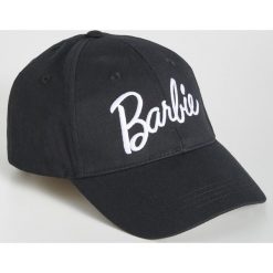 Czapka z daszkiem Barbie - Czarny. Czarne czapki damskie Sinsay, bez wzorów. Za 24,99 zł.