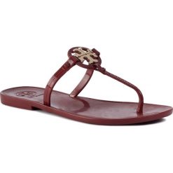 Japonki TORY BURCH - MIni Miller Flat Thong-Tpu 51148678 Dark Red Apple 613. Czerwone klapki damskie Tory Burch, z aplikacjami, z tworzywa sztucznego, bez obcasa, na obcasie. W wyprzedaży za 279,00 zł.