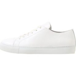 Wood Wood ALEX Sneakersy niskie white. Białe trampki i tenisówki damskie marki Wood Wood, bez wzorów, ze skóry ekologicznej, bez zapięcia. Za 689,00 zł.