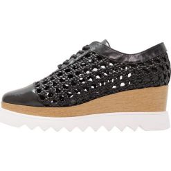 Sol Sana FREMONT WEDGE Oksfordki black. Czarne półbuty damskie Sol Sana, bez wzorów, ze skóry, bez obcasa, na sznurówki. Za 799,00 zł.