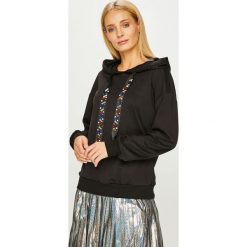 Answear - Bluza. Czarne bluzy damskie z kapturem marki ANSWEAR, s, z poliesteru. W wyprzedaży za 99,90 zł.