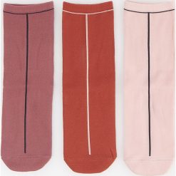 Skarpetki 3 pack - Brązowy. Pomarańczowe skarpetki damskie Reserved, bez wzorów. W wyprzedaży za 14,99 zł.