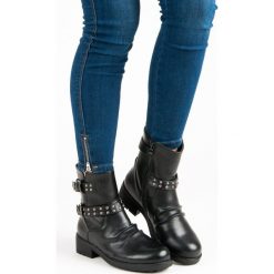 MODNE ROCKOWE BOTKI. Czarne botki damskie marki J. STAR, bez obcasa, bez zapięcia. Za 103,00 zł.