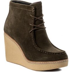 Botki TOMMY HILFIGER - Brandy 2B FW0FW01790 Musk 203. Szare botki damskie skórzane marki TOMMY HILFIGER, m, z nadrukiem, casualowe, z okrągłym kołnierzem. W wyprzedaży za 359,00 zł.
