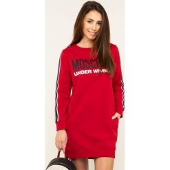 Sukienka dzianinowa Moschino Underwear & Swim A1716 9001. Czarne sukienki damskie Moschino Underwear & Swim, s, bez wzorów, z elastanu, bez kołnierzyka, bez rękawów. W wyprzedaży za 519,00 zł.