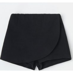 Szorty dresowe z zakładką - Czarny. Czarne szorty damskie Reserved, bez wzorów, z dresówki. W wyprzedaży za 25,99 zł.