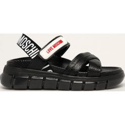 Love Moschino - Sandały. Czarne klapki damskie Love Moschino, bez wzorów, z gumy, bez obcasa, na obcasie. W wyprzedaży za 649,90 zł.