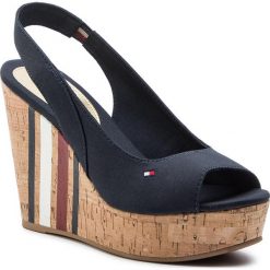 Sandały TOMMY HILFIGER - Sling Back Wedge Sandal Stripes FW0FW03839 Midnight 403. Niebieskie klapki damskie TOMMY HILFIGER, bez wzorów, ze skóry ekologicznej, bez obcasa, na obcasie. W wyprzedaży za 279,00 zł.
