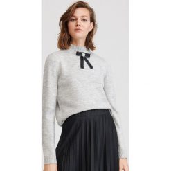 Sweter z półgolfem i kokardą - Szary. Szare swetry damskie Reserved, m, bez wzorów, bez rękawów, bez kaptura. W wyprzedaży za 49,99 zł.