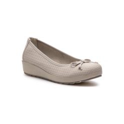 CLARA BARSON W16SS096-24. Szare półbuty damskie Clara Barson, bez wzorów, ze skóry ekologicznej, bez obcasa, bez zapięcia. Za 89,99 zł.
