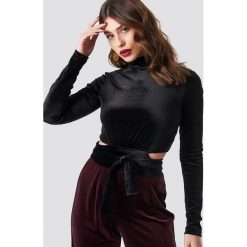 NA-KD Party Aksamitny top z wiązaniem w talii - Black. Czarne topy damskie NA-KD Party, bez wzorów, z materiału, bez kołnierzyka. W wyprzedaży za 48,58 zł.