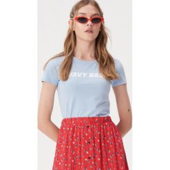 Crop top z napisem - Niebieski. Niebieskie topy damskie Sinsay, xl, z napisami, bez kołnierzyka. W wyprzedaży za 4,99 zł.