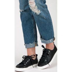 Czarne trampki wiązane wstążką AMIRA. Czarne trampki i tenisówki damskie marki KYLIE, bez wzorów, bez zapięcia. Za 69,00 zł.