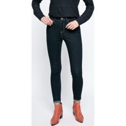 Wrangler - Jeansy Rinsewash. Niebieskie jeansy damskie Wrangler, z aplikacjami, z elastanu, z podwyższonym stanem. W wyprzedaży za 199,90 zł.