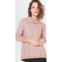 Sweter oversize z golfem - Różowy. Różowe swetry damskie Mohito, s. W wyprzedaży za 59,99 zł.