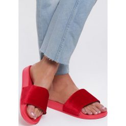 Czerwone Klapki Divine Fuchsia. Czerwone klapki damskie Renee, w paski, z weluru, bez obcasa, na płaskiej podeszwie. Za 49,99 zł.