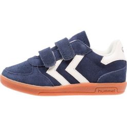 Hummel VICTORY INFANT Tenisówki i Trampki peacoat. Niebieskie trampki męskie marki Hummel, ze skóry. Za 249,00 zł.