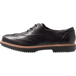 Clarks RAISIE HILDE Oksfordki black. Czarne półbuty damskie Clarks, bez wzorów, ze skóry, bez obcasa, na sznurówki. Za 349,00 zł.
