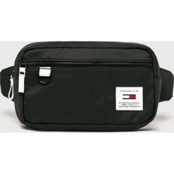 Tommy Jeans - Nerka. Czarne walizki marki Tommy Jeans, w paski, z poliesteru, małe. Za 299,90 zł.