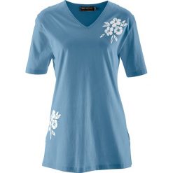 Długi shirt bonprix niebieski dżins z nadrukiem. Niebieskie koszulki damskie bonprix, z nadrukiem, bez kołnierzyka. Za 34,99 zł.