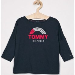 Tommy Hilfiger - Bluzka dziecięca 104-176 cm. Niebieskie bluzki dziewczęce TOMMY HILFIGER, z nadrukiem, z bawełny, z okrągłym kołnierzem, bez rękawów, bez kaptura. W wyprzedaży za 119,90 zł.