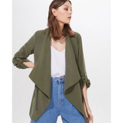 Blezer z wiskozy Ecovero™ Eco Aware - Khaki. Brązowe bolerka i narzutki damskie Mohito, bez wzorów, z wiskozy, bez rękawów. Za 159,99 zł.